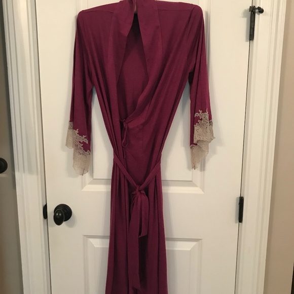 Brand nwot Natori Shangri-La Luxe Robe with antiqued lace - Picture 1 of 12